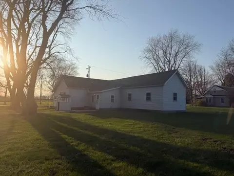Exterior - 118 S Bloomington St, Dewitt, IL 61735 photo 2 of 2