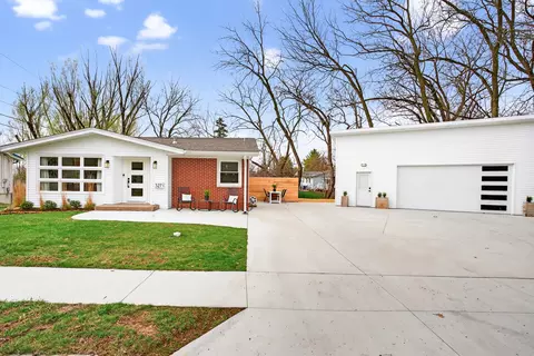 327 30th Ave N, Clinton, IA 52732