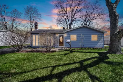 327 N Pershing Ave, Mundelein, IL 60060