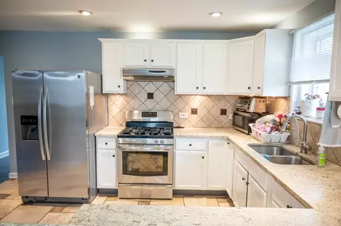 Kitchen - 340 E Drake Ave, Addison, IL 60101 photo 4 of 5