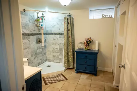 Bath - 340 E Drake Ave, Addison, IL 60101 photo 4 of 5