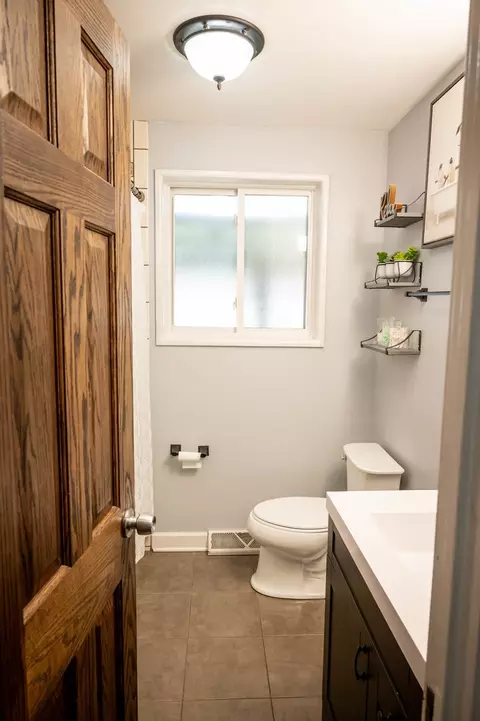 Bath - 340 E Drake Ave, Addison, IL 60101 photo 1 of 5