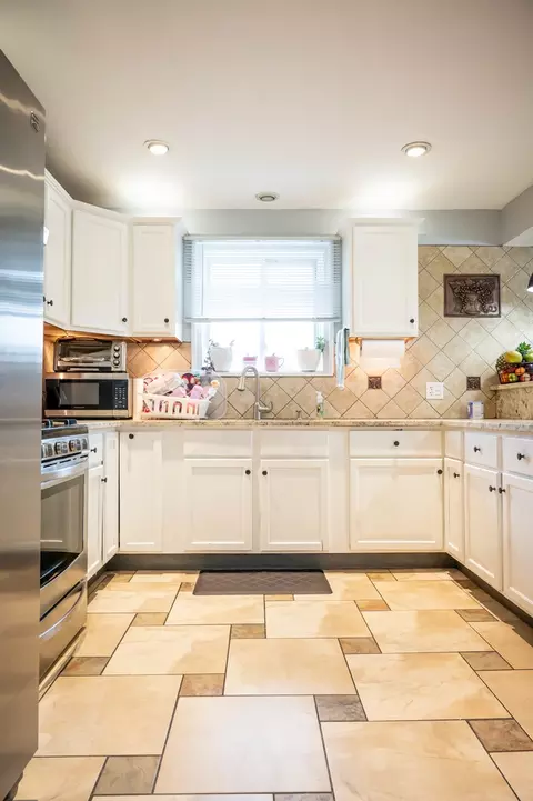 Kitchen - 340 E Drake Ave, Addison, IL 60101 photo 3 of 5