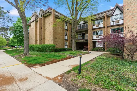 320 Claymoor Rd #1C, Hinsdale, IL 60521