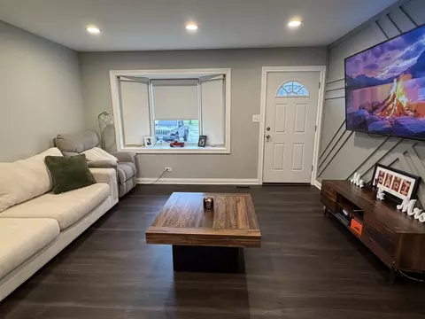 Living - 3617 Coventry Ct, Hazel Crest, IL 60429 photo 2 of 4