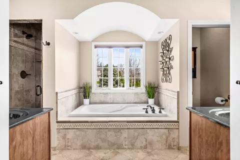 Bath - 1048 Norway Ct, Normal, IL 61761 photo 3 of 7