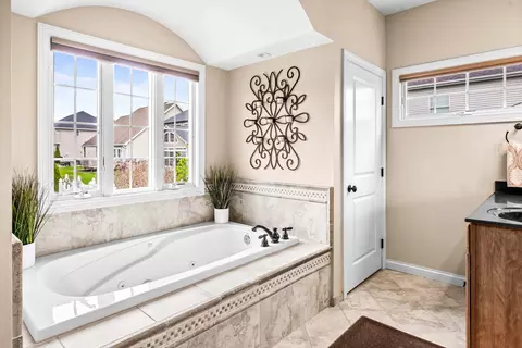 Bath - 1048 Norway Ct, Normal, IL 61761 photo 4 of 7