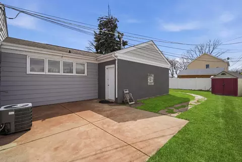 Exterior - 794 E Lincoln Ave, Des Plaines, IL 60018 photo 2 of 4