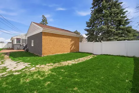 Exterior - 794 E Lincoln Ave, Des Plaines, IL 60018 photo 3 of 4