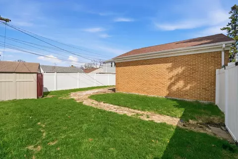 Exterior - 794 E Lincoln Ave, Des Plaines, IL 60018 photo 4 of 4