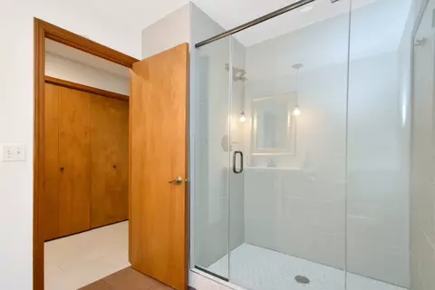 Bath - 37 Pendleton Way, Bloomington, IL 61704 photo 9 of 11
