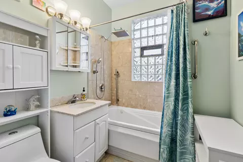 Bath - 1622 W Juneway Ter #3E, Chicago, IL 60626 photo 1 of 2