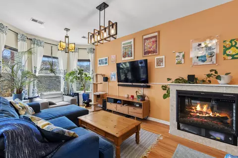 Living - 1622 W Juneway Ter #3E, Chicago, IL 60626 photo 2 of 3