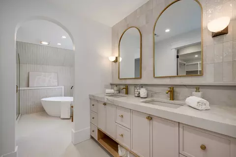 Bath - 476 Park Ave, Glencoe, IL 60022 photo 1 of 5