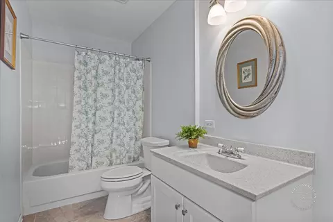 Bath - 2138 Derby Ct, Wheaton, IL 60189 photo 3 of 4