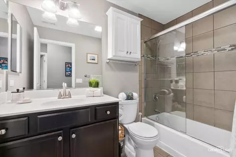Bath - 409 Lexington Ln, Rolling Meadows, IL 60008 photo 3 of 3