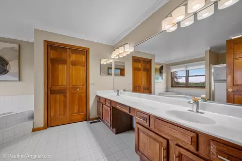 Bath - 1713 Edgewood Dr, Algonquin, IL 60102 photo 2 of 5