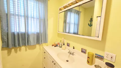 Bath - 322 Linden Ave, Centralia, IL 62801 photo 2 of 2