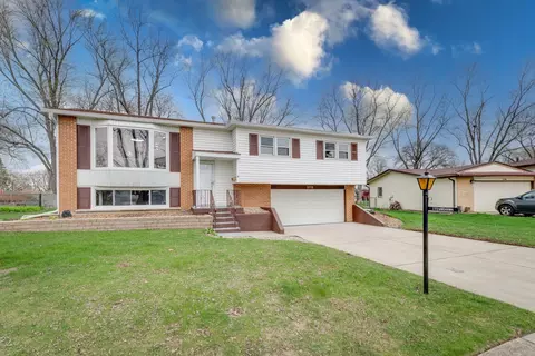 2712 Mohawk Ave, Woodridge, IL 60517