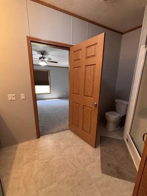 Bath - 15662 E Nolan Rd, Mount Vernon, IL 62864 photo 3 of 6