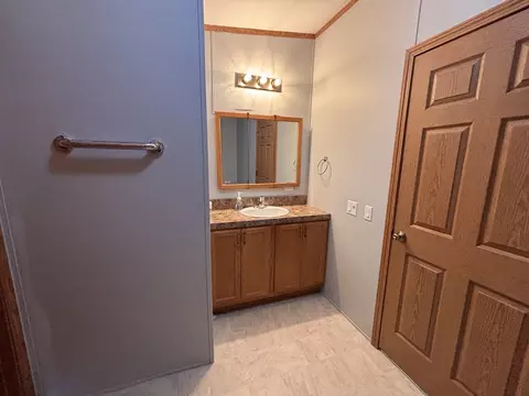 Bath - 15662 E Nolan Rd, Mount Vernon, IL 62864 photo 2 of 6