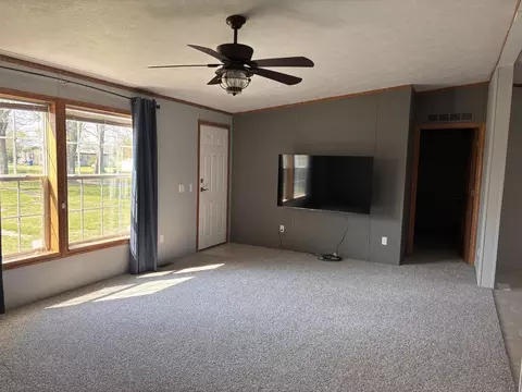 Living - 15662 E Nolan Rd, Mount Vernon, IL 62864 photo 1 of 4