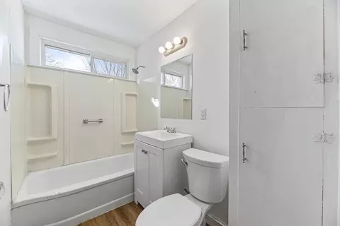 Bath - 17714 Burnham Ave, Lansing, IL 60438 photo 1 of 2