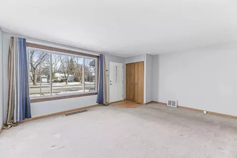 Living - 17714 Burnham Ave, Lansing, IL 60438 photo 2 of 3
