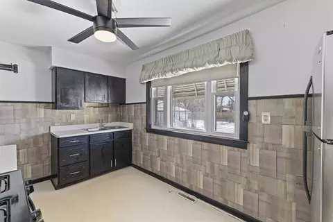 Kitchen - 17714 Burnham Ave, Lansing, IL 60438 photo 3 of 3