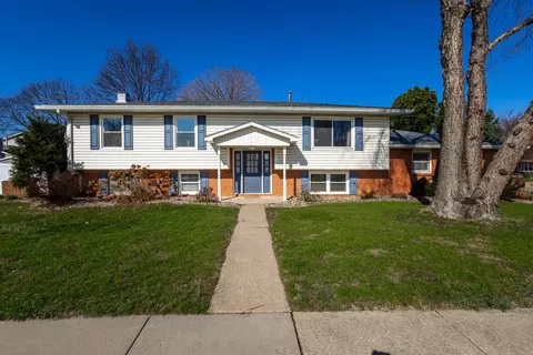 3960 N Tam-o-shanter Dr, Bettendorf, IA 52722