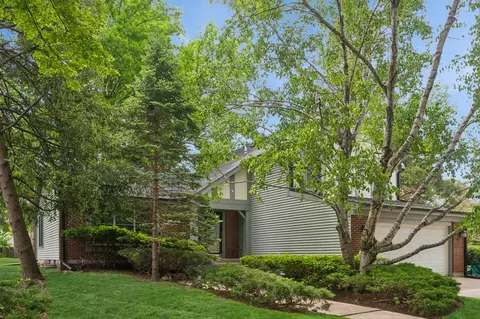 499 Highland Grove Dr, Buffalo Grove, IL 60089
