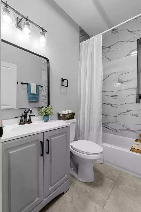 Bath - 6008 S Carpenter St, Chicago, IL 60621 photo 1 of 1