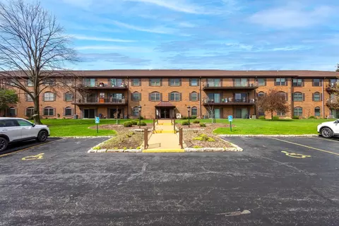 1360 Kimberly Ridge Rd #209, Bettendorf, IA 52722