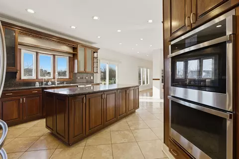 Kitchen - 681 Castlerea Ln, Des Plaines, IL 60016 photo 1 of 6