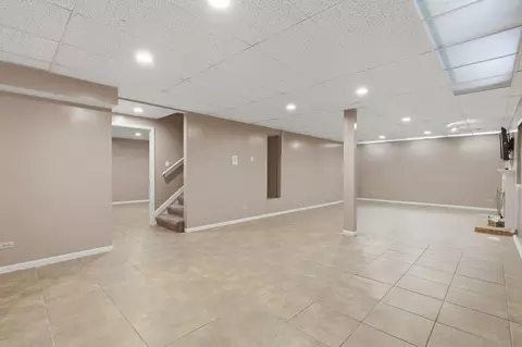 Living - 681 Castlerea Ln, Des Plaines, IL 60016 photo 9 of 9