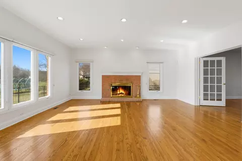 Living - 681 Castlerea Ln, Des Plaines, IL 60016 photo 5 of 9