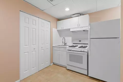 Kitchen - 681 Castlerea Ln, Des Plaines, IL 60016 photo 6 of 6