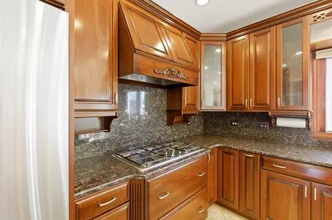 Kitchen - 681 Castlerea Ln, Des Plaines, IL 60016 photo 4 of 6