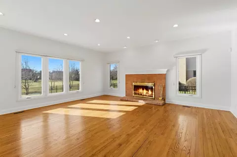 Living - 681 Castlerea Ln, Des Plaines, IL 60016 photo 4 of 9