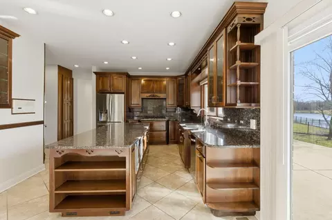 Kitchen - 681 Castlerea Ln, Des Plaines, IL 60016 photo 2 of 6