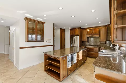 Kitchen - 681 Castlerea Ln, Des Plaines, IL 60016 photo 5 of 6