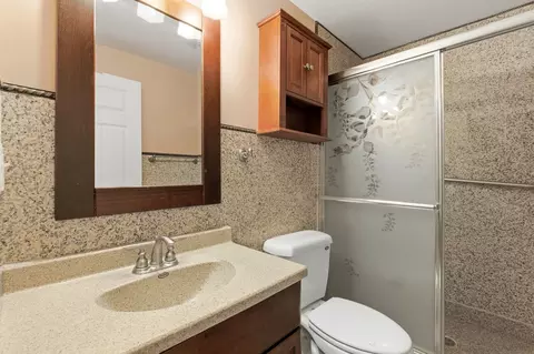 Bath - 681 Castlerea Ln, Des Plaines, IL 60016 photo 4 of 4