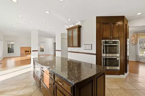 Kitchen - 681 Castlerea Ln, Des Plaines, IL 60016 photo 3 of 6