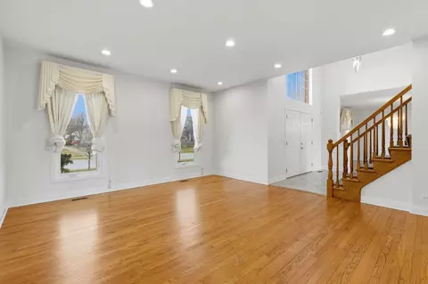Living - 681 Castlerea Ln, Des Plaines, IL 60016 photo 2 of 9