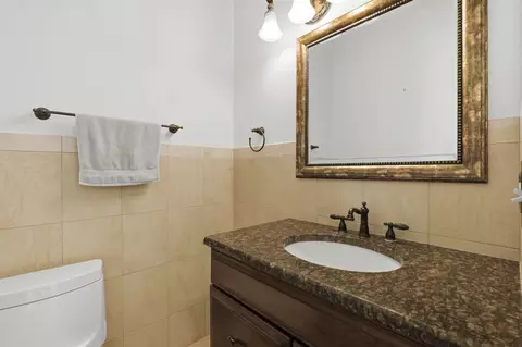 Bath - 681 Castlerea Ln, Des Plaines, IL 60016 photo 1 of 4