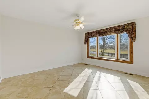 Living - 681 Castlerea Ln, Des Plaines, IL 60016 photo 7 of 9