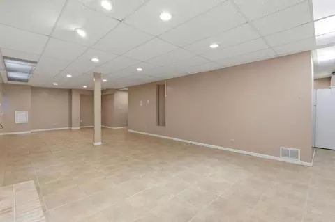 Living - 681 Castlerea Ln, Des Plaines, IL 60016 photo 8 of 9