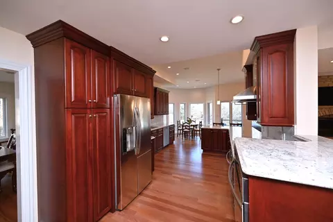 Kitchen - 175 Lagoon Dr, Northfield, IL 60093 photo 2 of 7