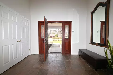 Entry Way - 175 Lagoon Dr, Northfield, IL 60093 photo 2 of 6