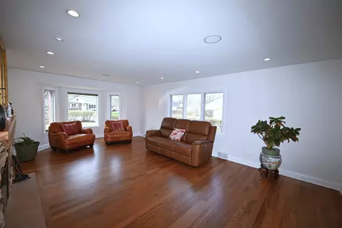 Living - 175 Lagoon Dr, Northfield, IL 60093 photo 2 of 5